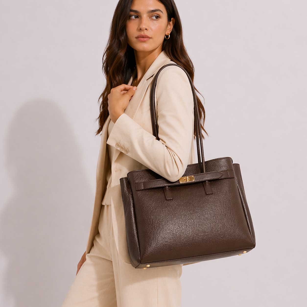 Borsa a spalle da donna in pelle marrone scuro Giulia - Image 2