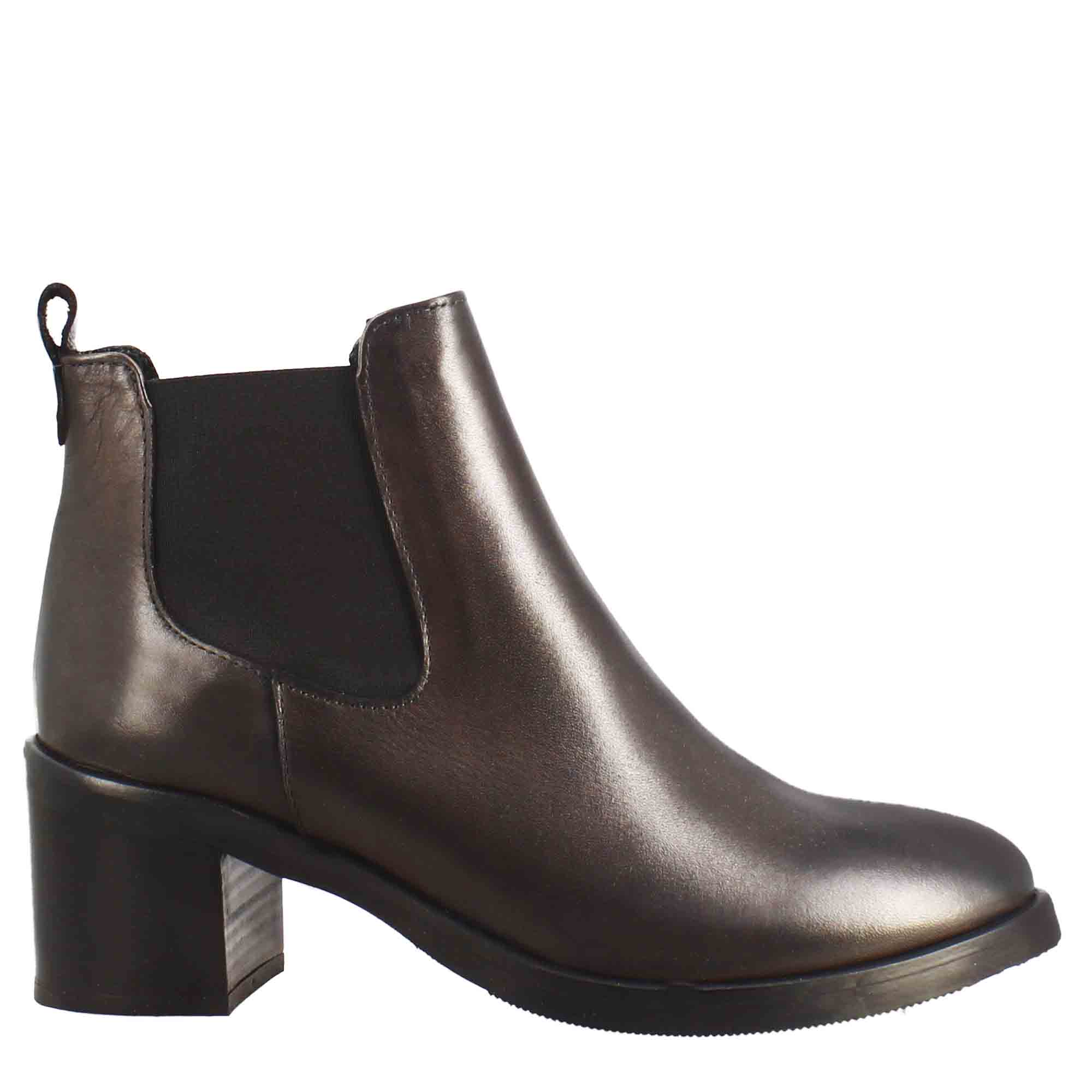Chelsea da donna liscio con tacco medio in pelle marrone scuro - Image 2