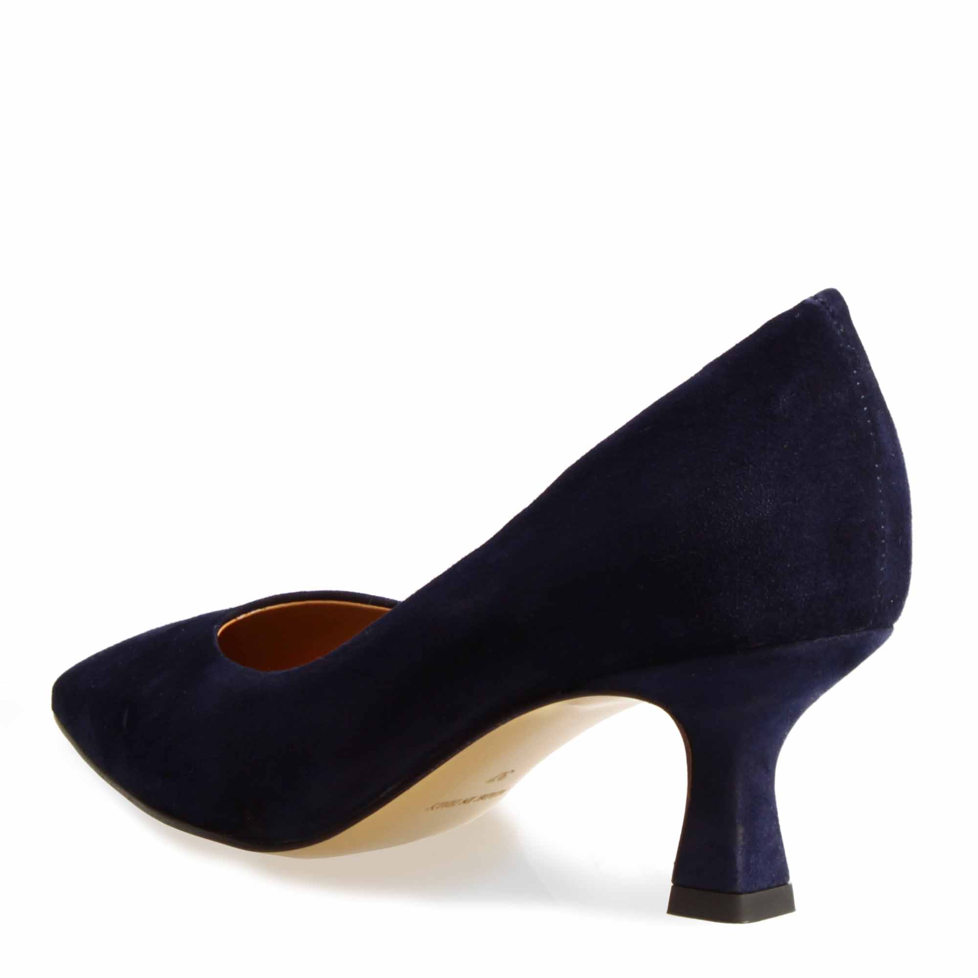 Décolleté da donna a punta e tacco medio in camoscio blu - Image 3