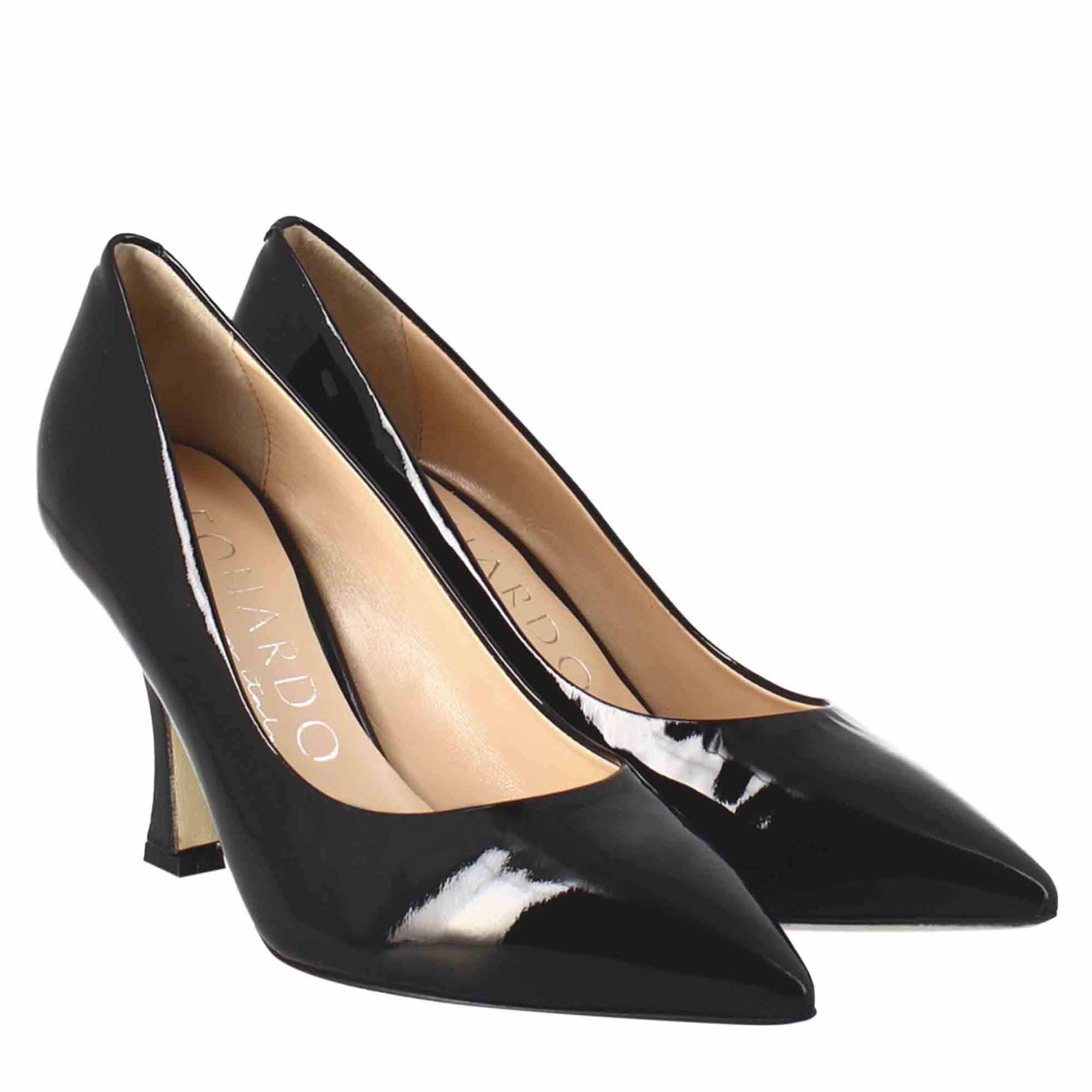 Décolleté da donna in pelle verniciata colore nero a punta - Image 7