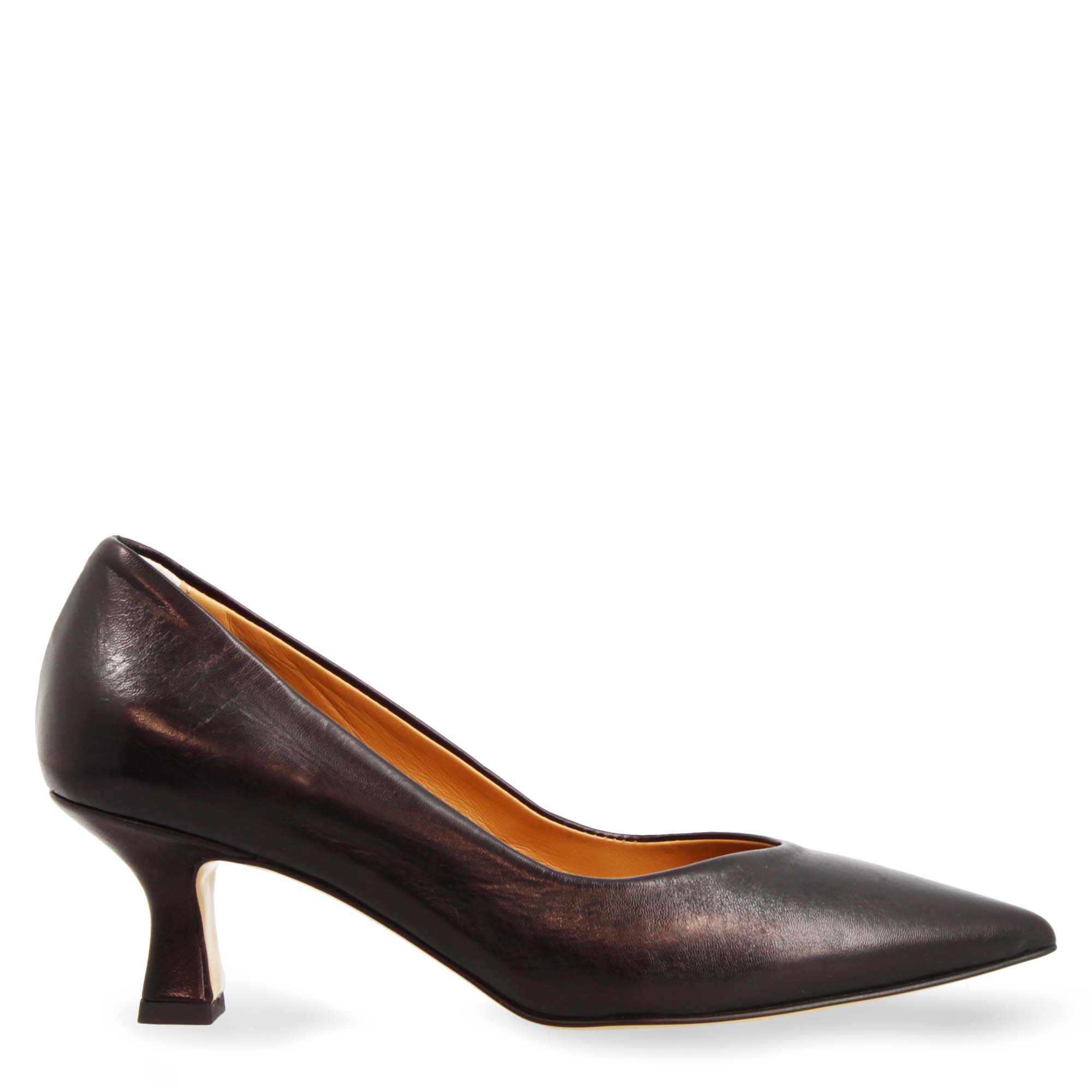 Décolleté nera da donna in pelle a punta e tacco medio - Image 2