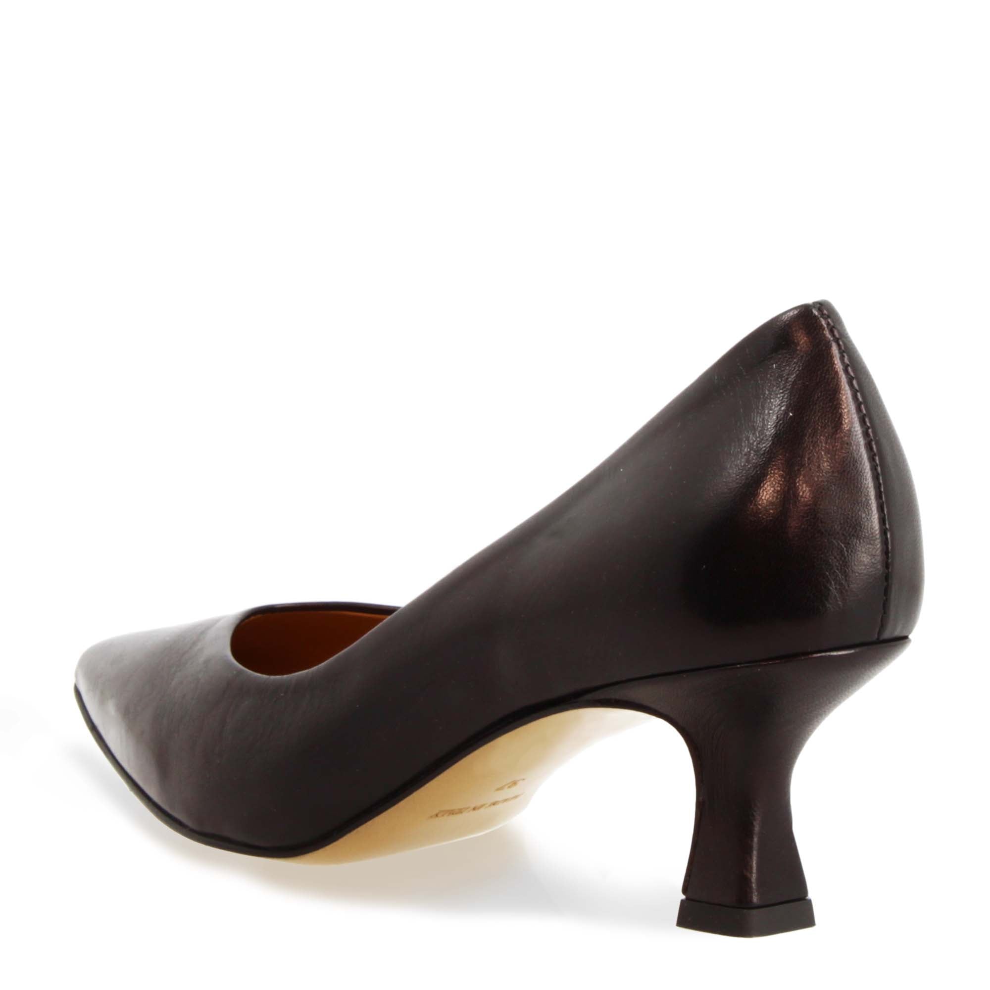 Décolleté nera da donna in pelle a punta e tacco medio - Image 3