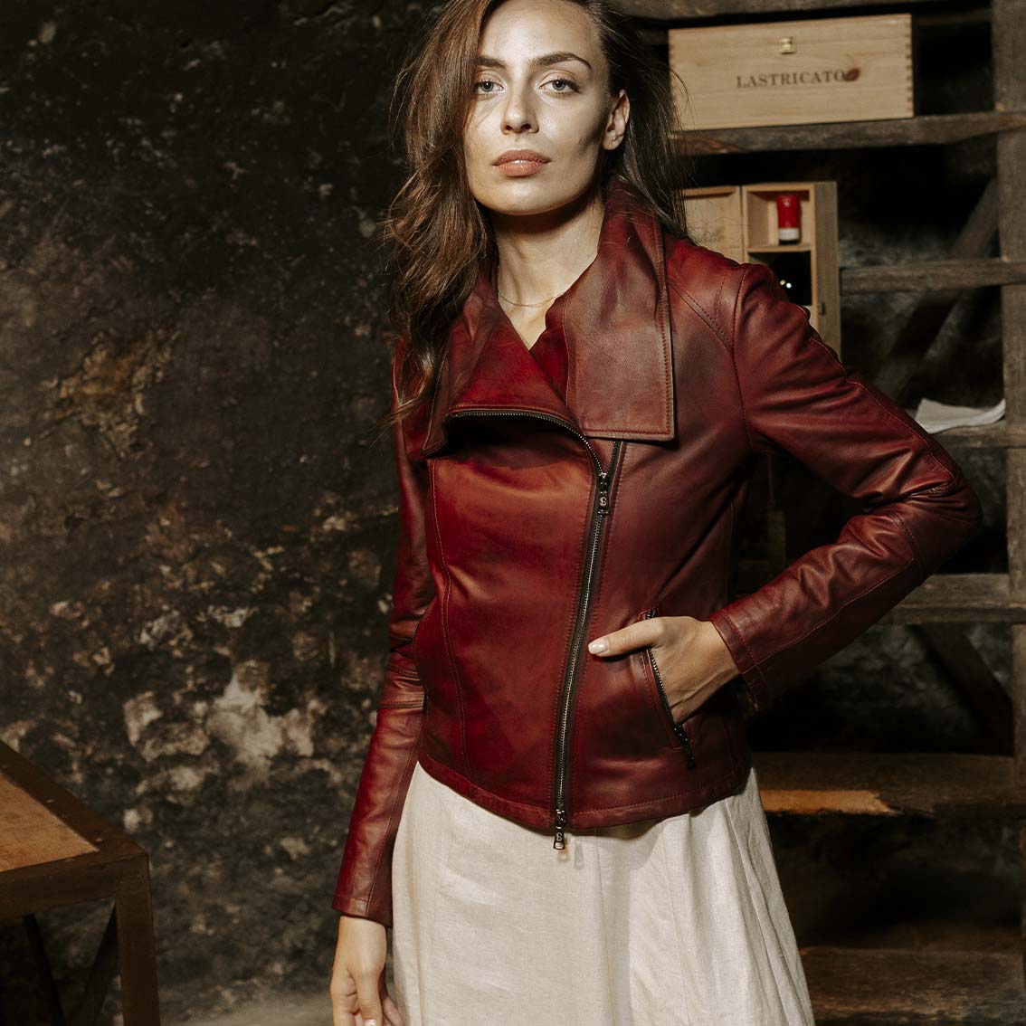 Giacca da donna in pelle bordeaux collo alto e doppio petto - Image 5