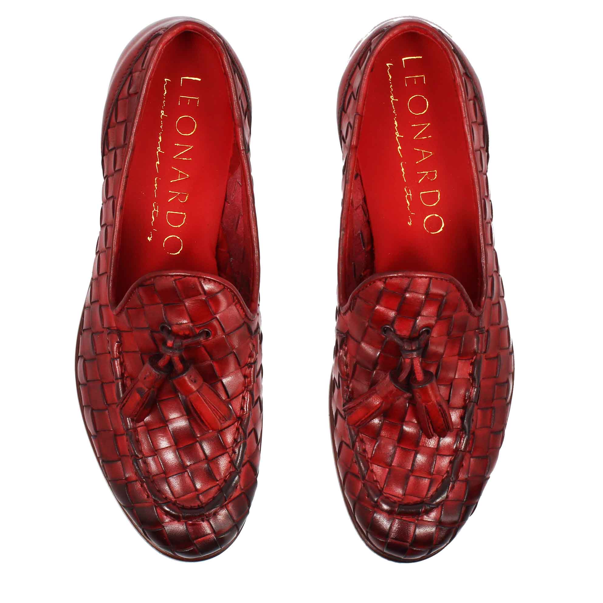 Mocassini da donna artigianali in pelle intrecciata rossa con nappine - Image 2