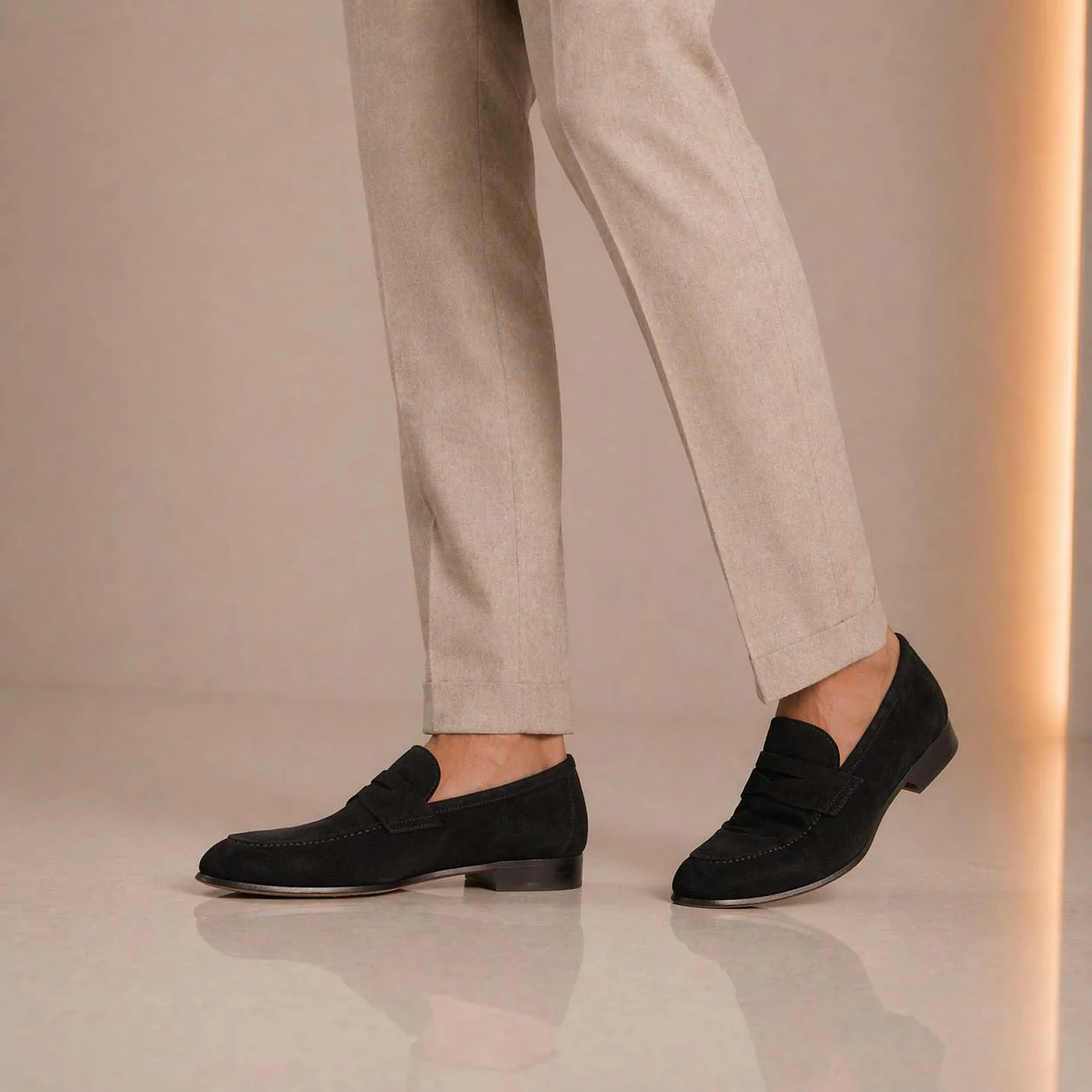Mocassino artigianale uomo in camoscio nero Manfredo - Image 2