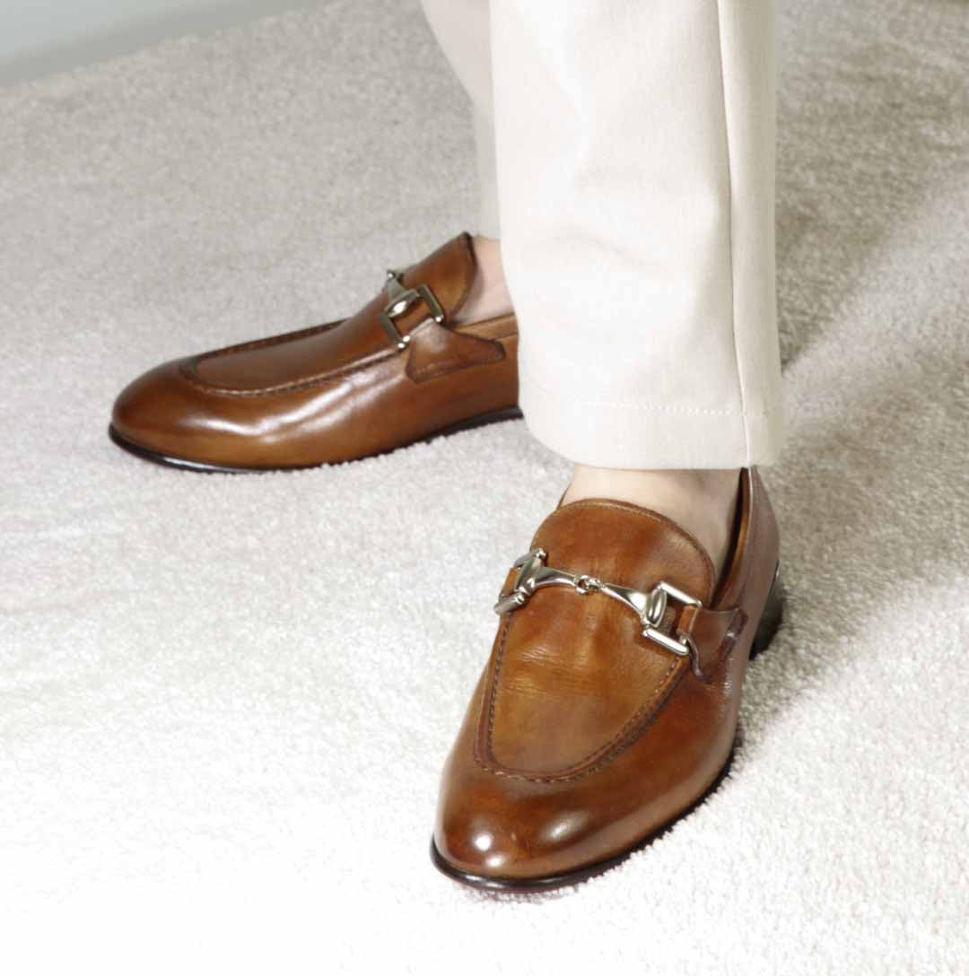 Mocassino classico con morsetto da uomo in pelle colore marrone - Image 2