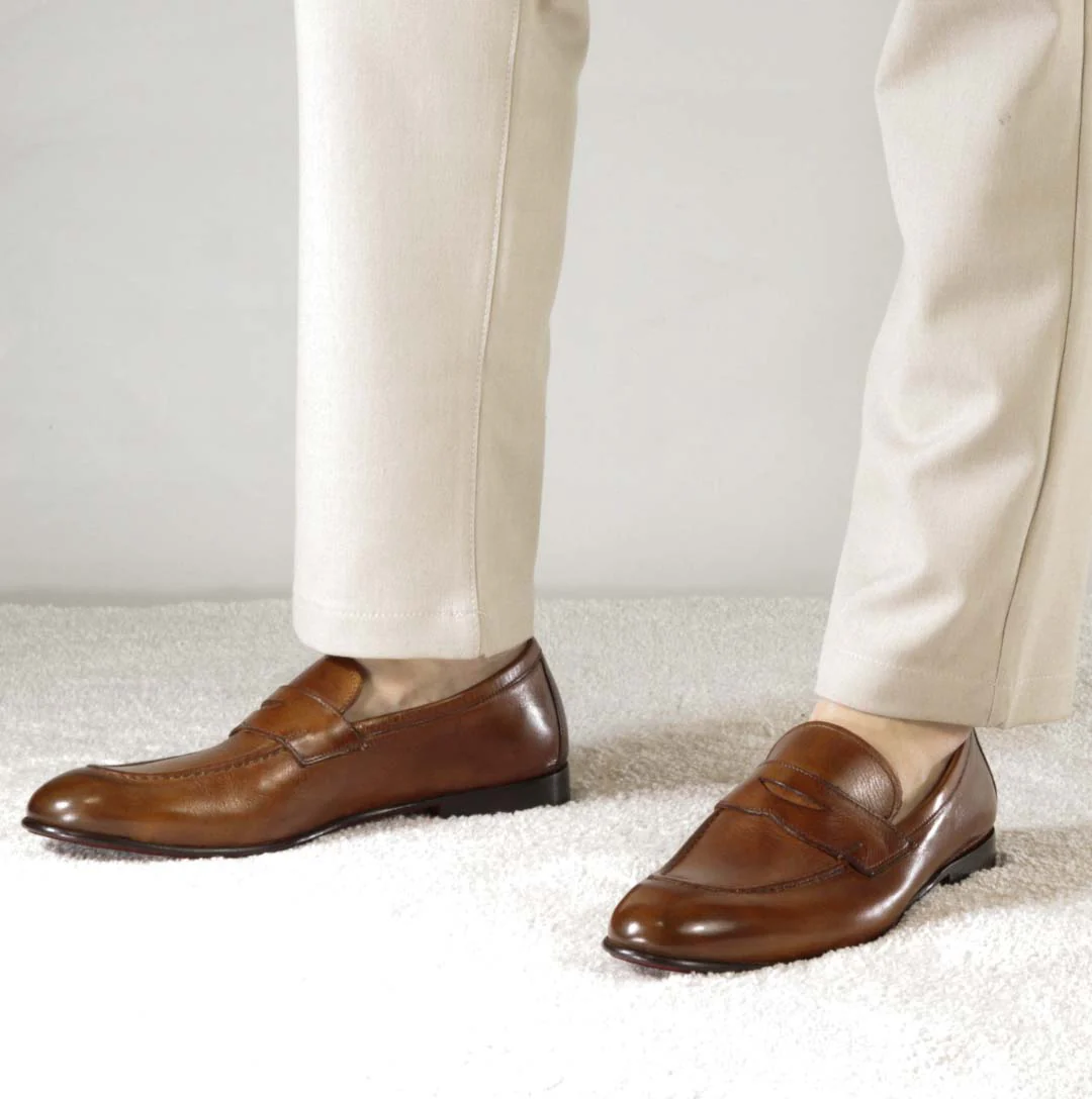Mocassino classico da uomo in pelle colore marrone chiaro - Image 2