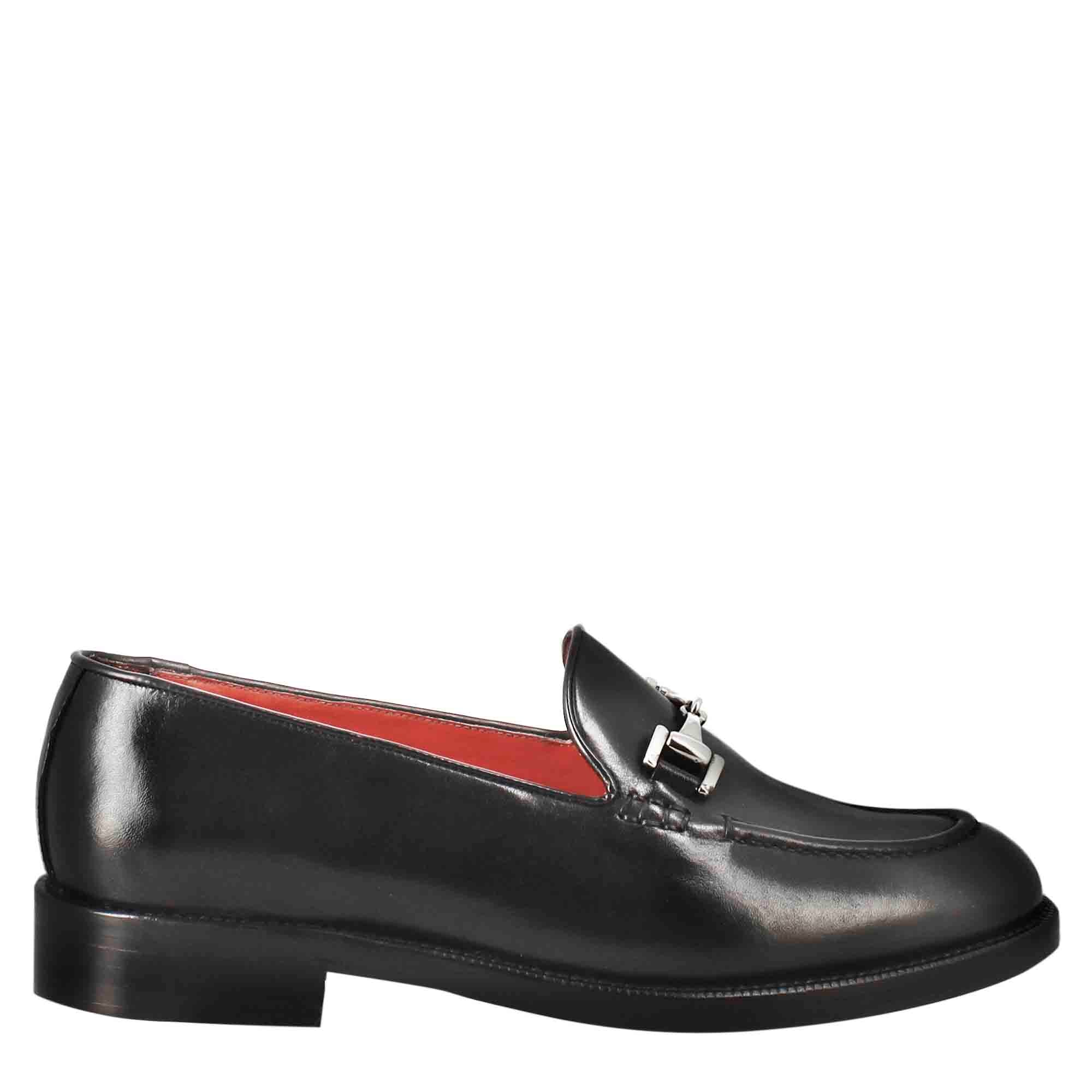 Mocassino da donna in pelle colore nero con fibbia - Image 2
