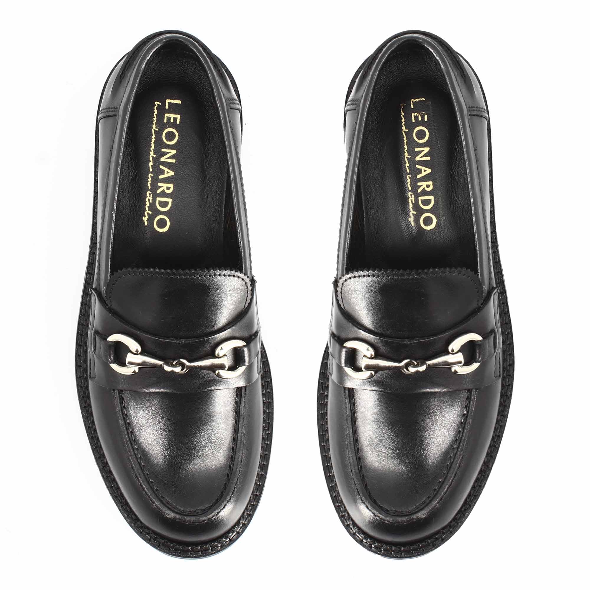 Mocassino da donna fondo robusto in pelle nera con fibbia - Image 2