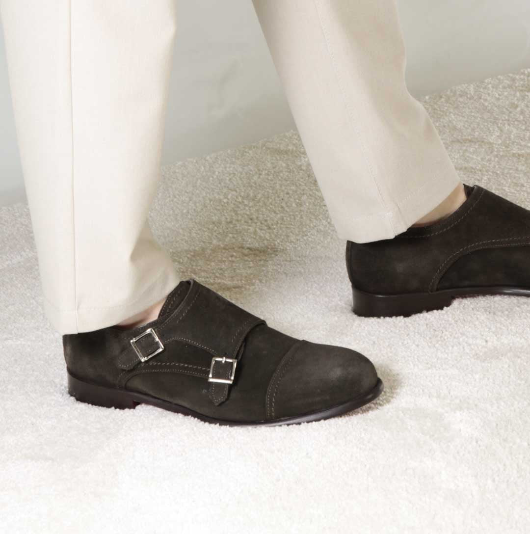 Scarpa con doppia fibbia da uomo in pelle scamosciata colore marrone scuro - Image 3