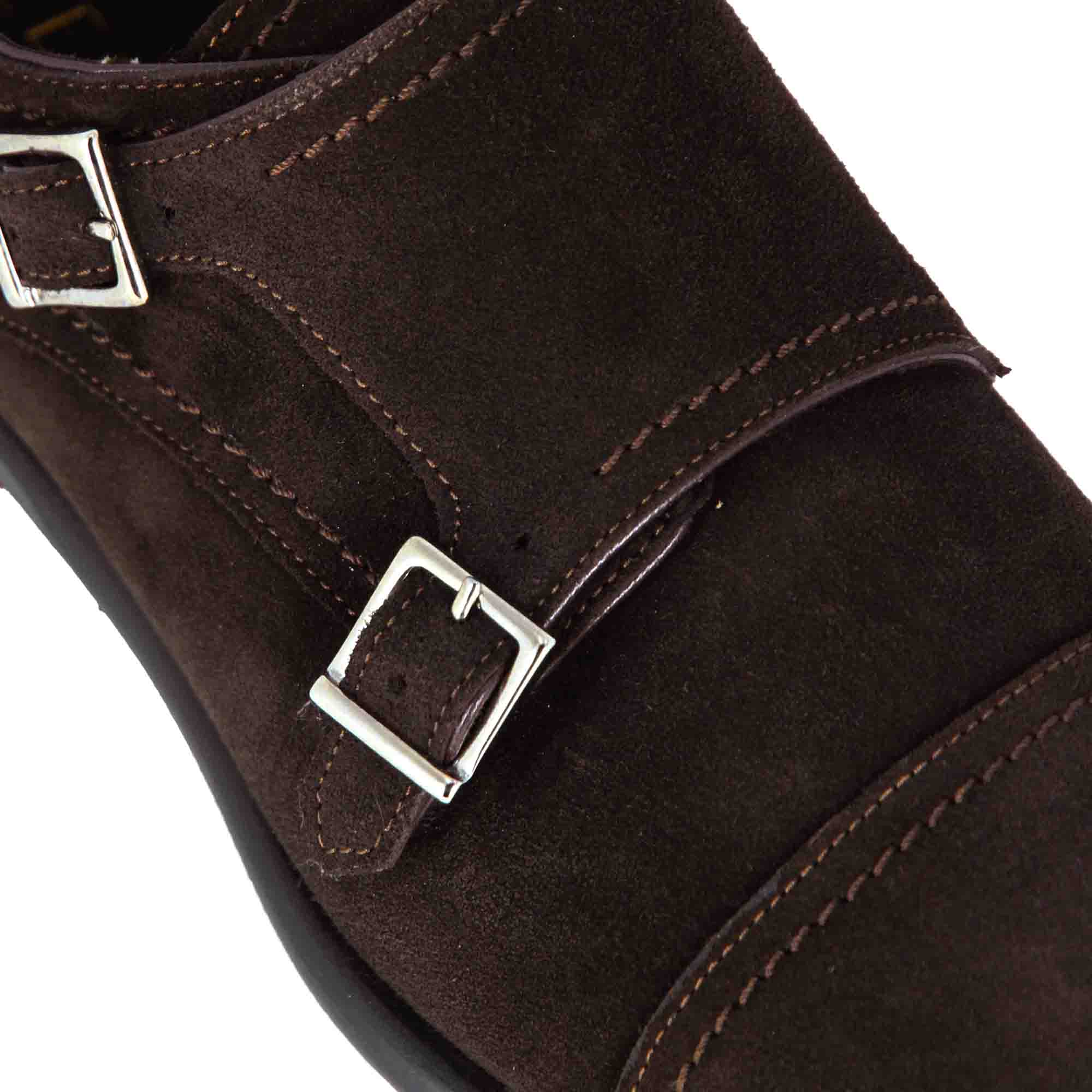 Scarpa con doppia fibbia da uomo in pelle scamosciata colore marrone scuro - Image 4