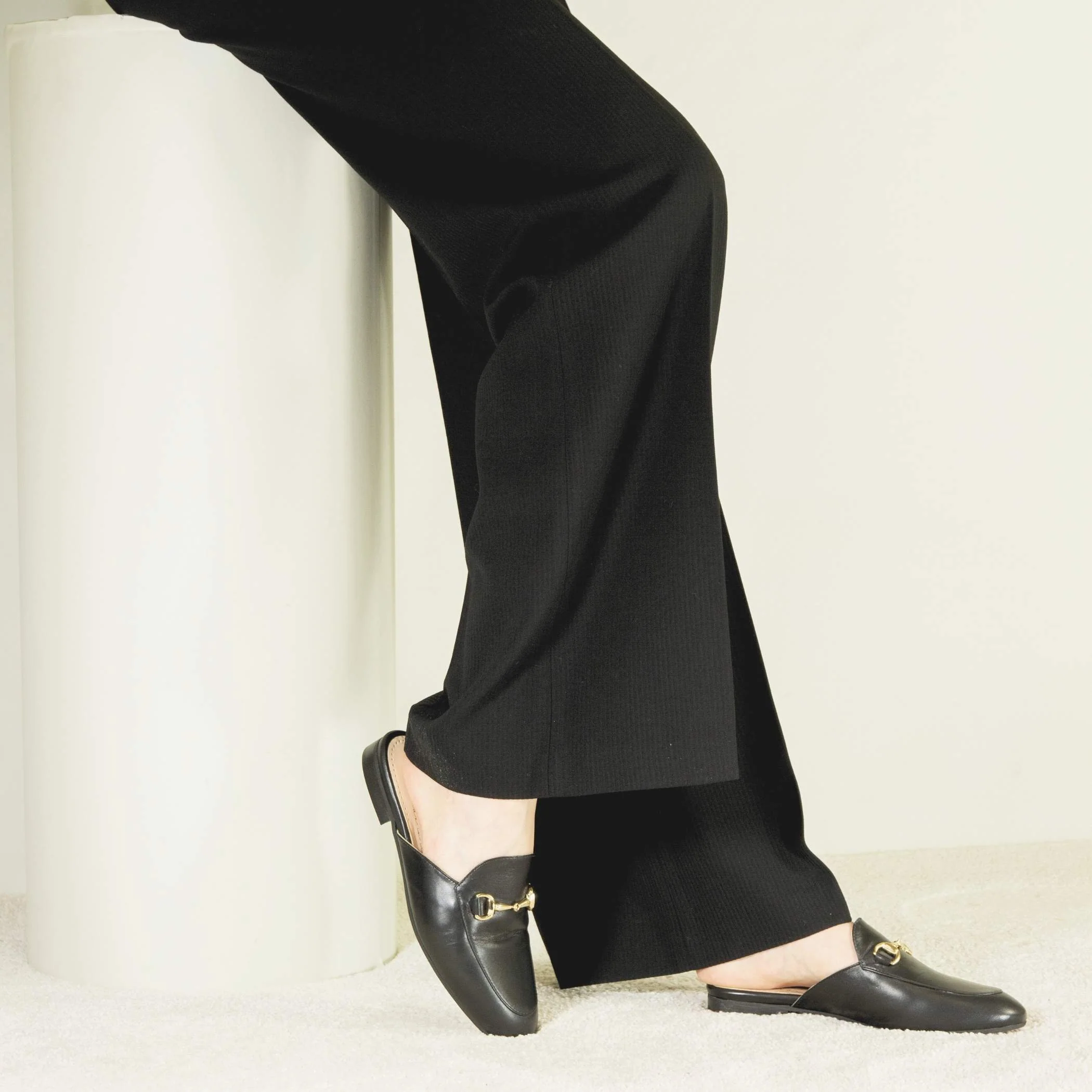 Scarpe mules con morsetto da donna artigianali in pelle color nero - Image 3