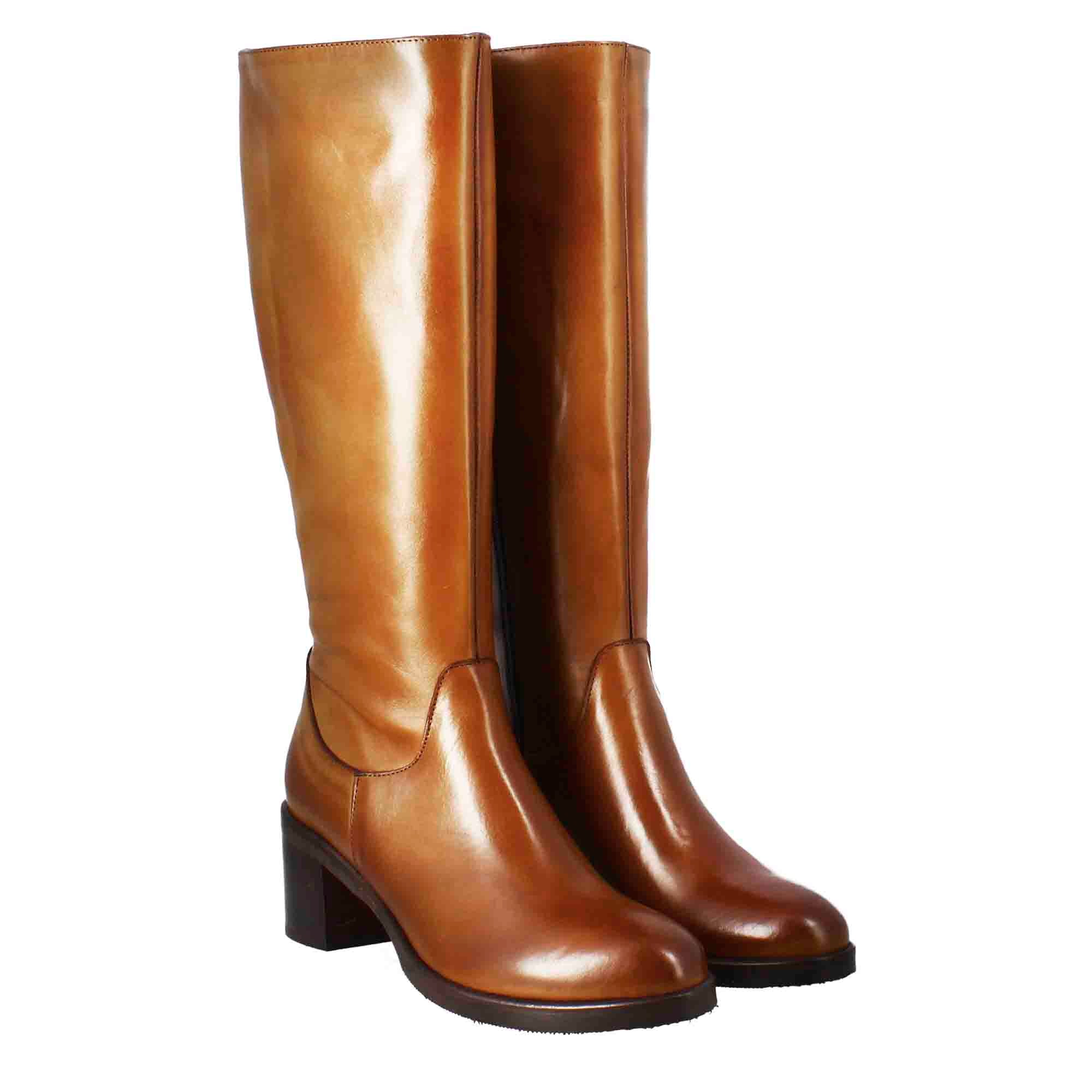 Stivale al ginocchio da donna liscio con tacco medio in pelle marrone - Image 7