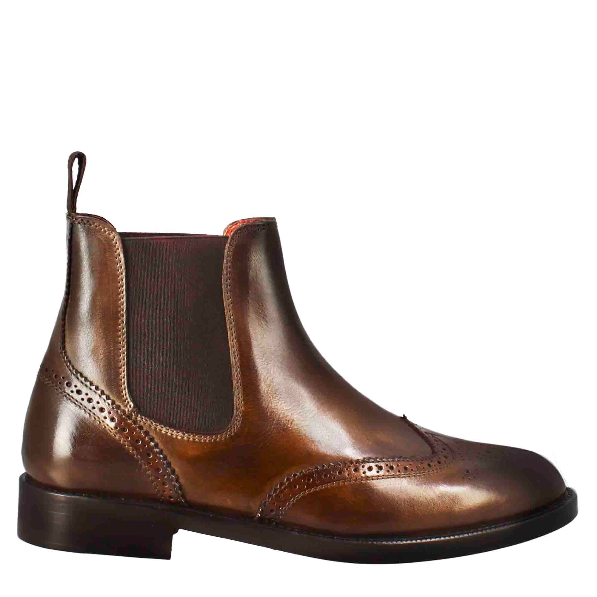Stivaletto da donna chelsea con dettagli brogue in pelle marrone scuro - Image 2