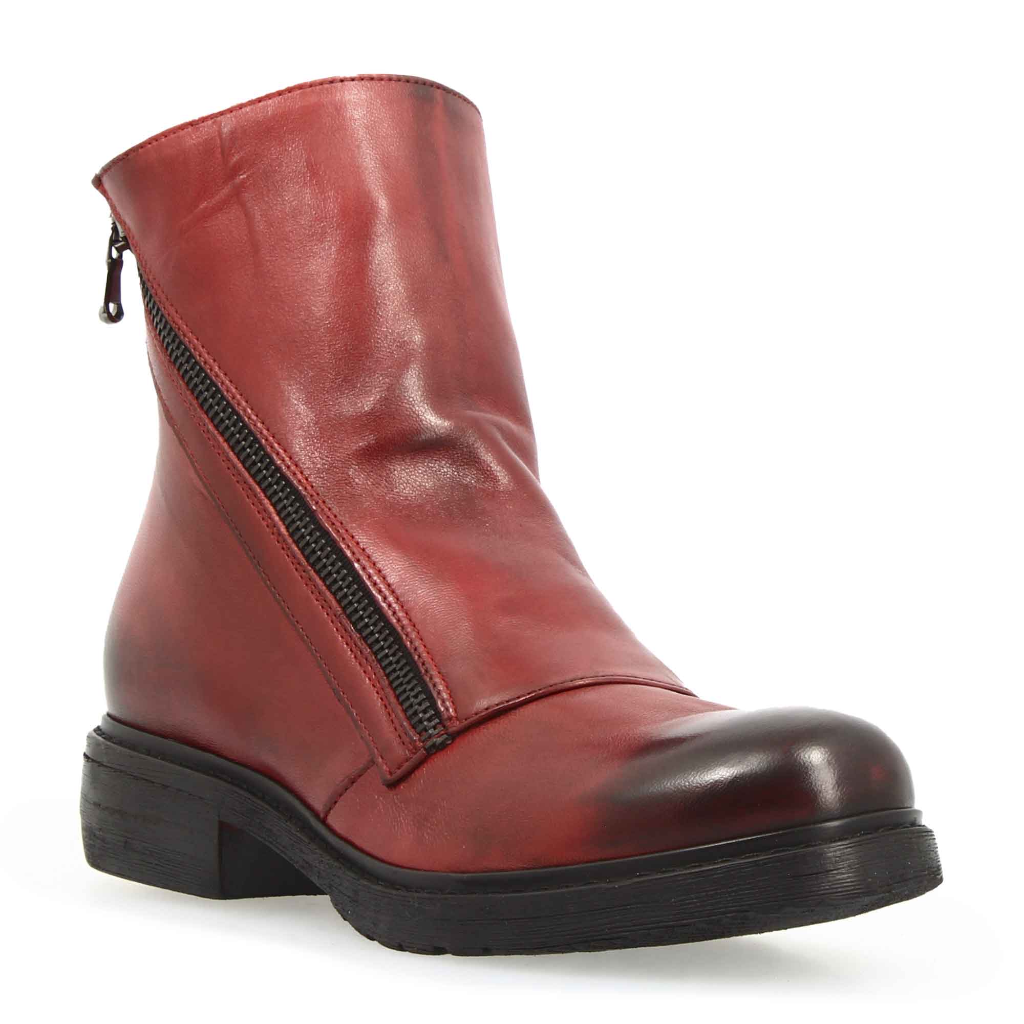 Stivaletto da donna in pelle lavata colore rosso con doppia zip