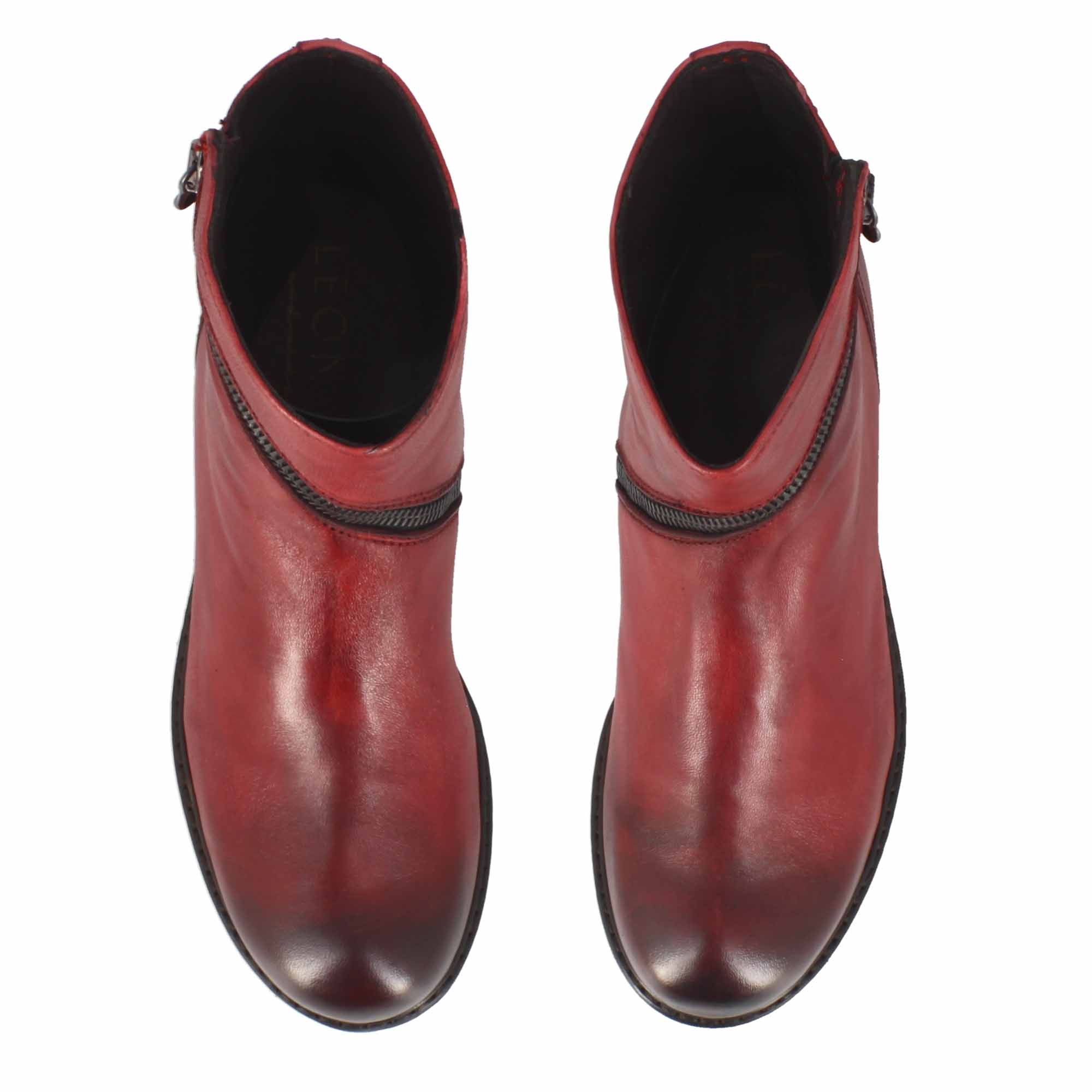 Stivaletto da donna in pelle colore rosso con cerniera asimmetrica - Image 2