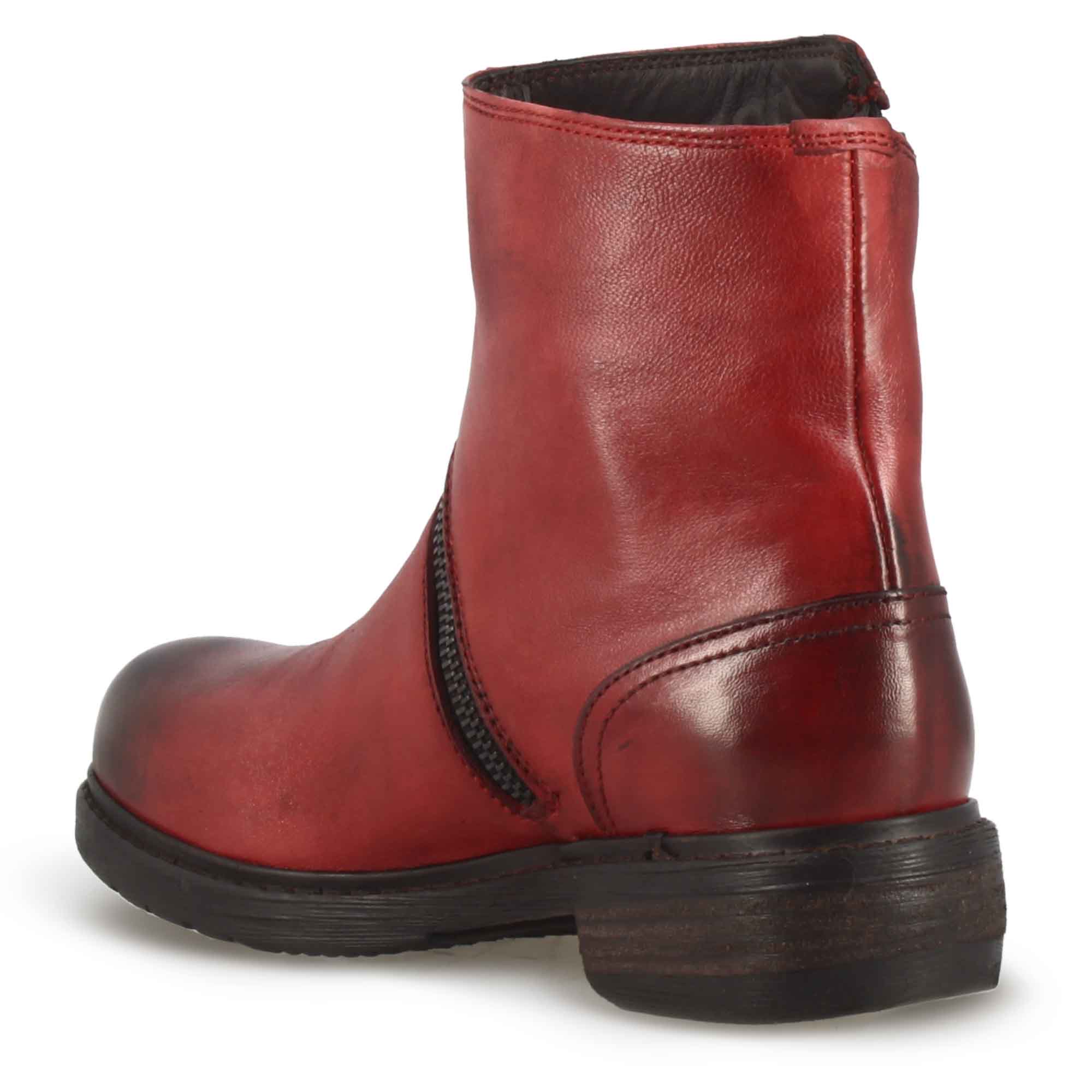 Stivaletto da donna in pelle colore rosso con cerniera asimmetrica - Image 4