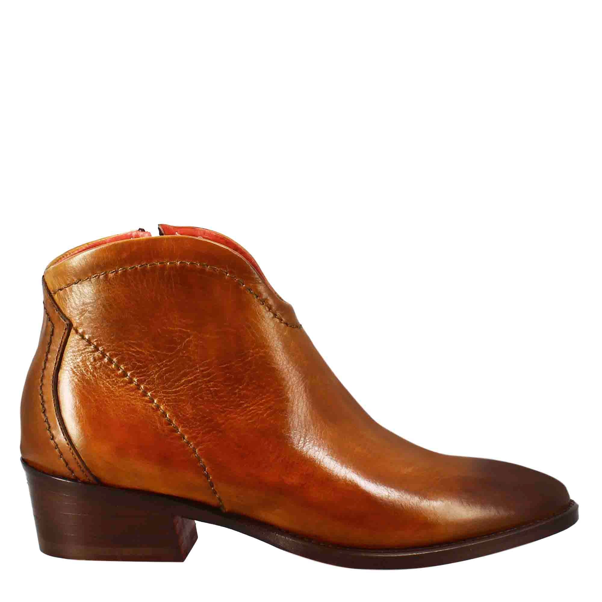 Stivaletto da donna liscio con tacco medio in pelle colore marrone chiaro - Image 2