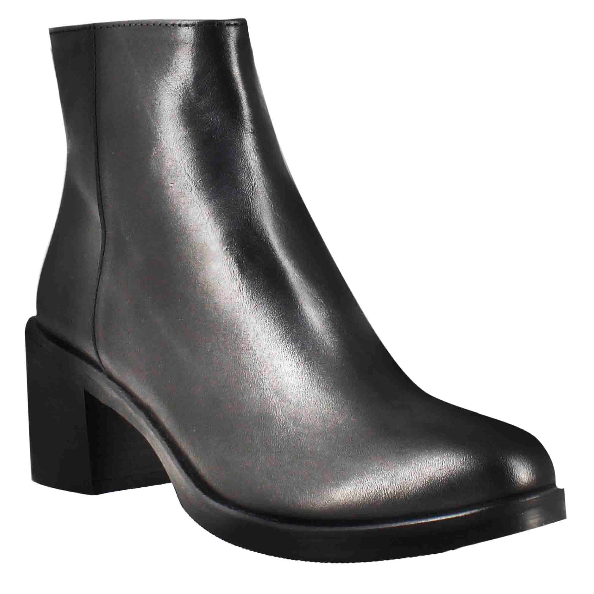 Stivaletto da donna liscio con tacco medio in pelle colore nero