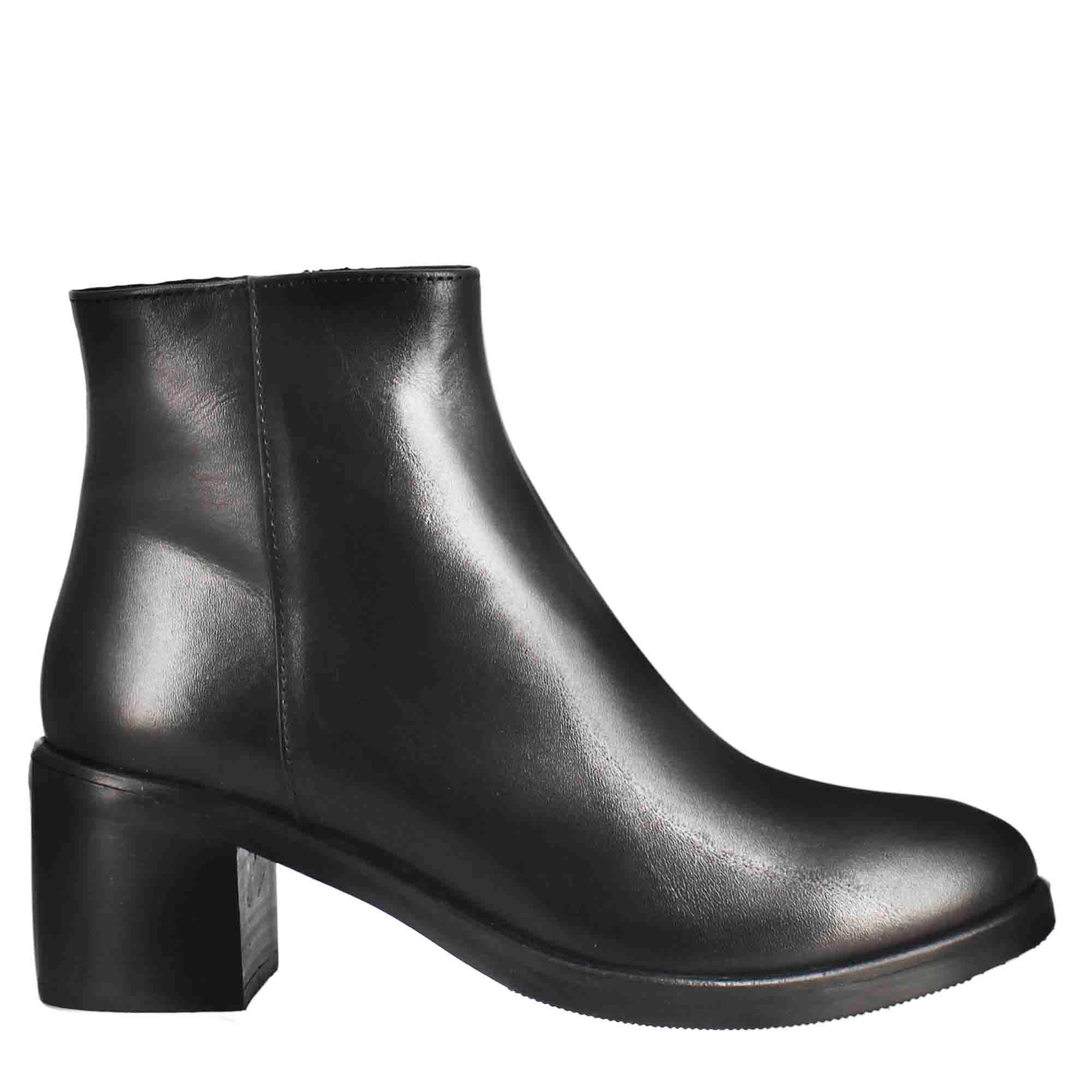 Stivaletto da donna liscio con tacco medio in pelle colore nero - Image 2