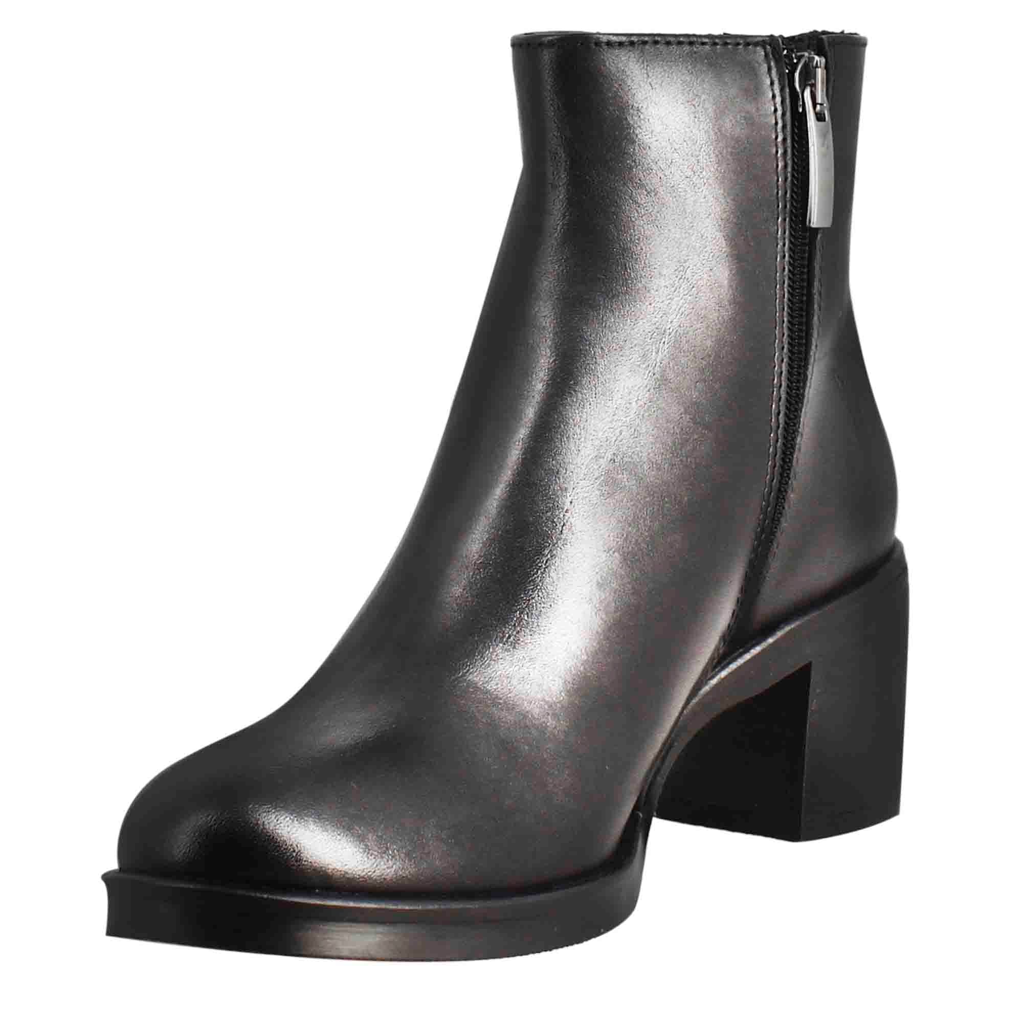 Stivaletto da donna liscio con tacco medio in pelle colore nero - Image 4