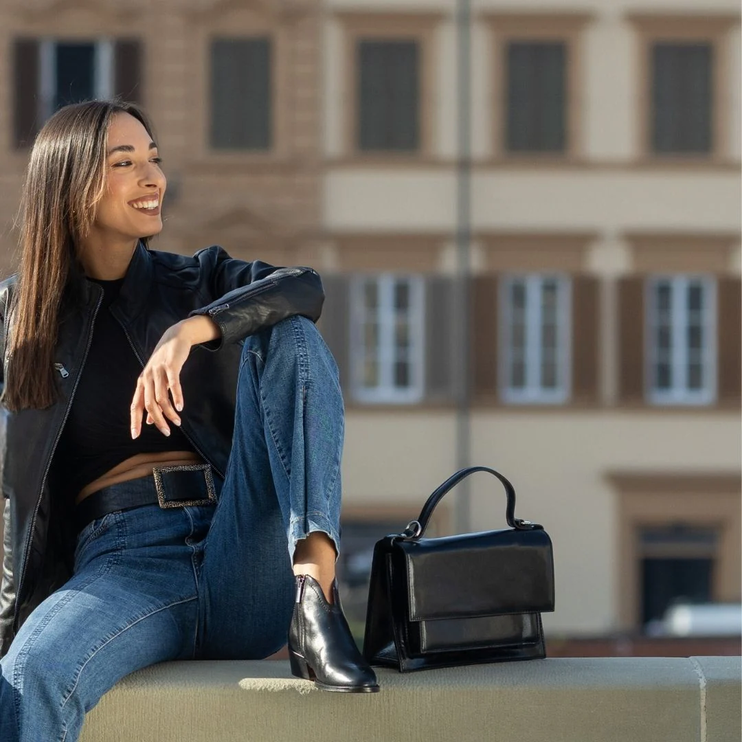 Stivaletto da donna liscio con tacco medio in pelle colore nero - Image 2
