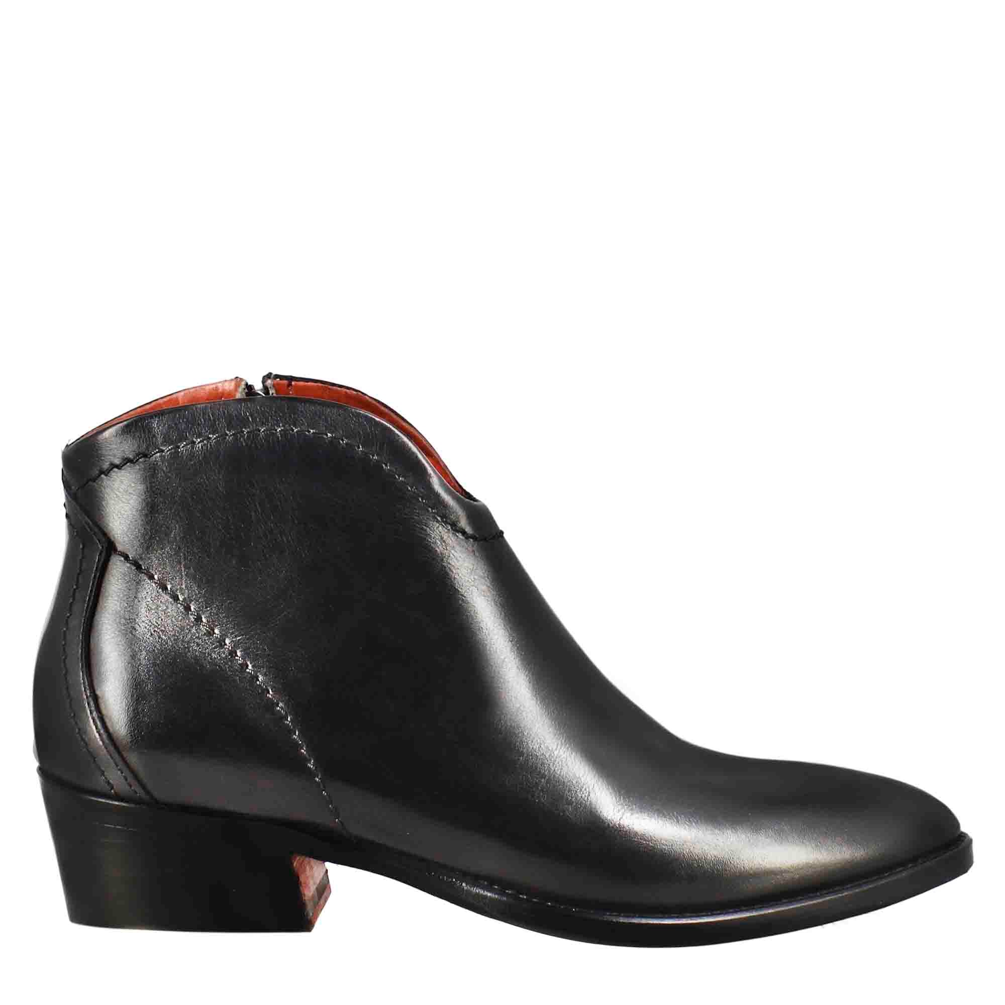 Stivaletto da donna liscio con tacco medio in pelle colore nero - Image 3