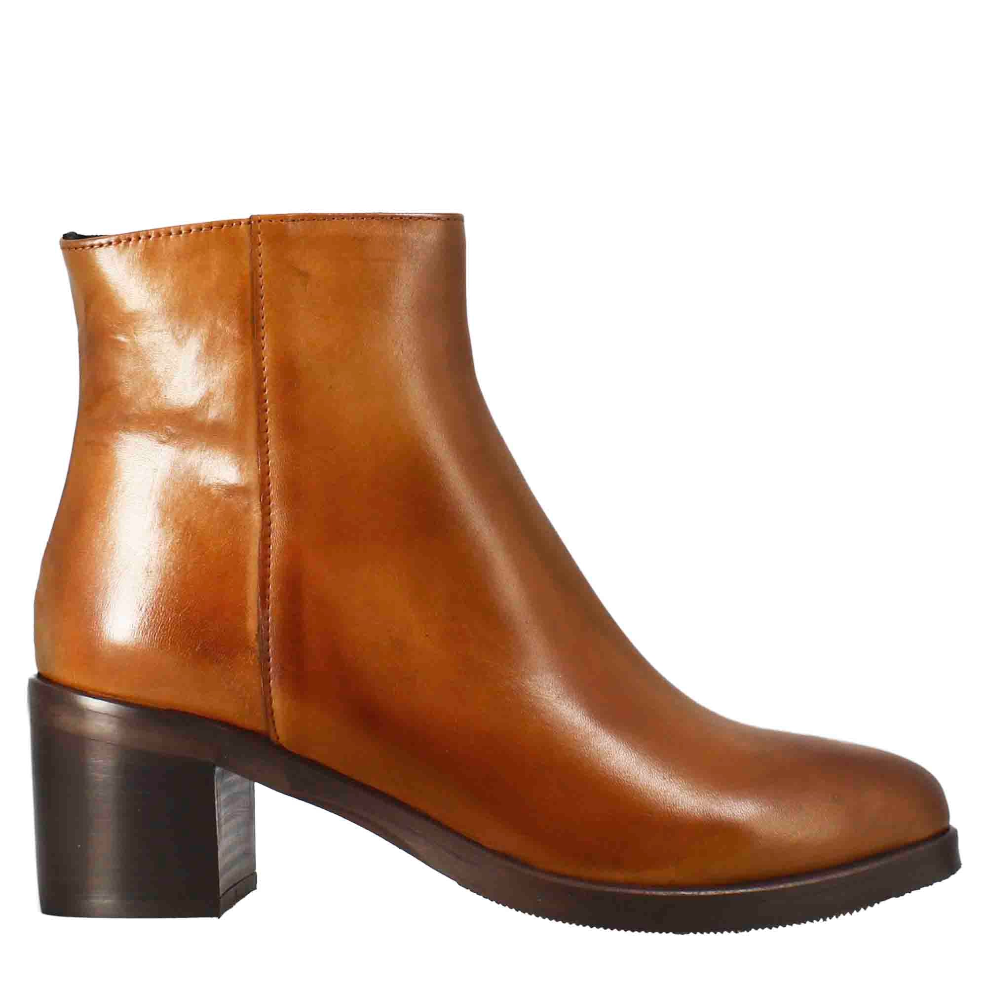 Stivaletto da donna liscio con tacco medio in pelle marrone - Image 2