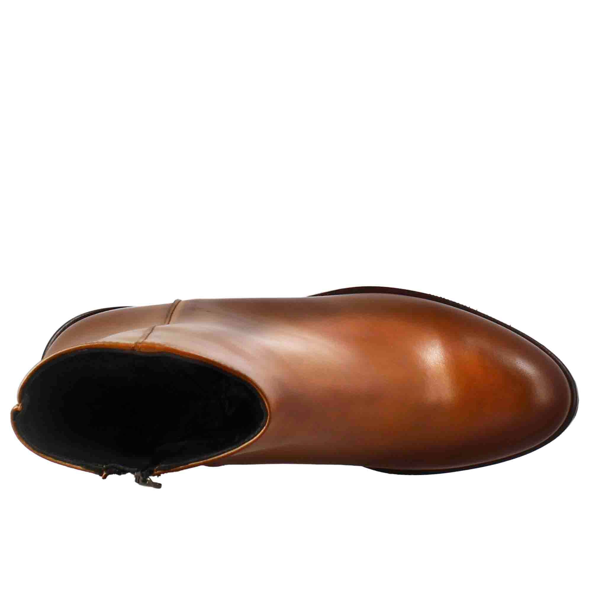 Stivaletto da donna liscio con tacco medio in pelle marrone - Image 5