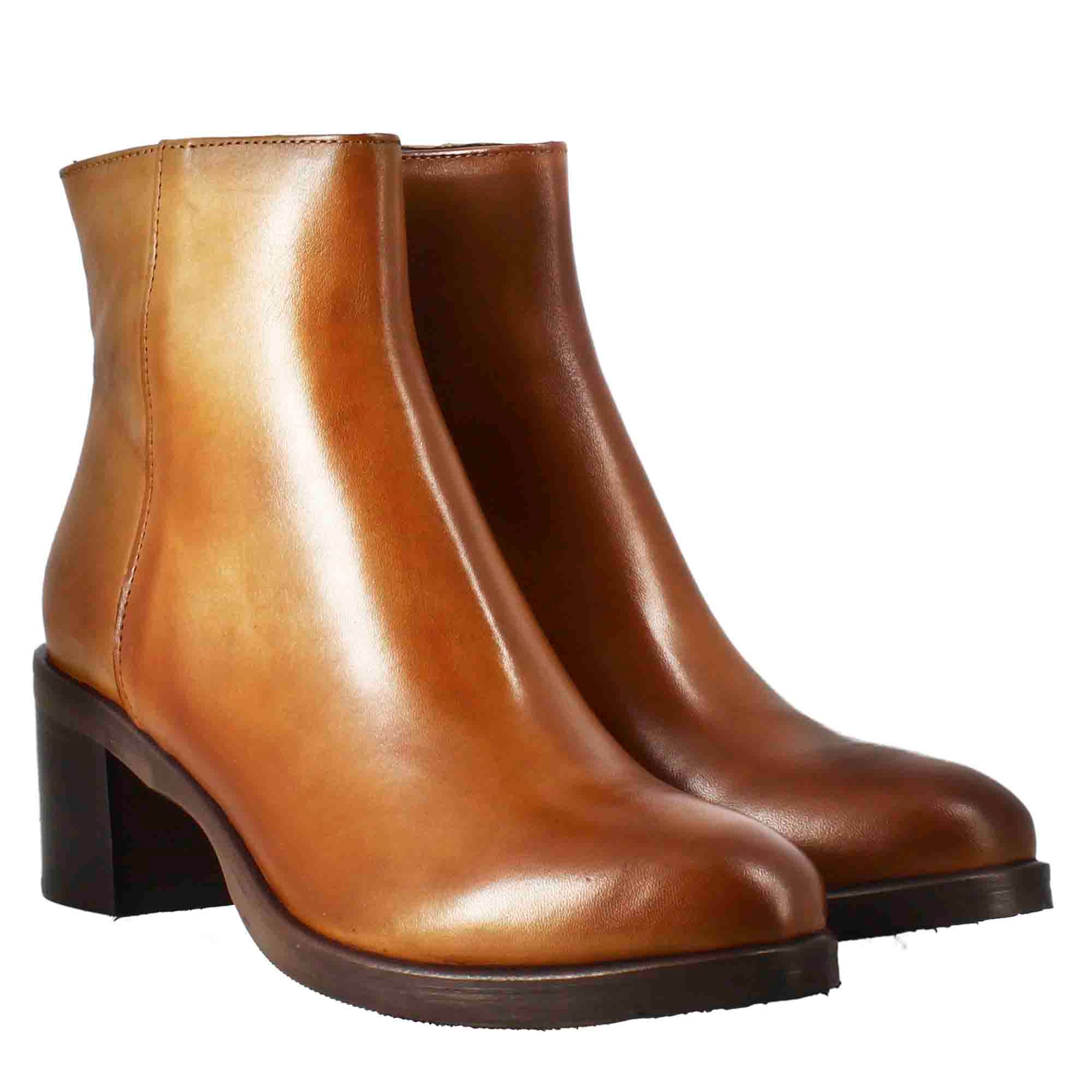 Stivaletto da donna liscio con tacco medio in pelle marrone - Image 7